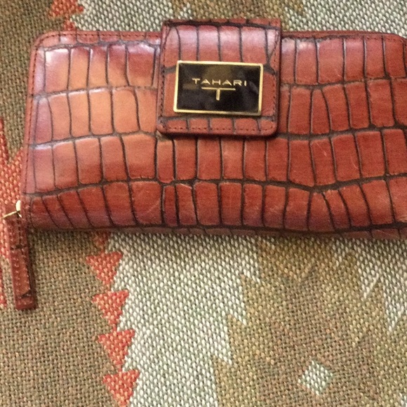 Women’s brown  Tahari Wallets alligator look zip around cab clutch. - Picture 1 of 6